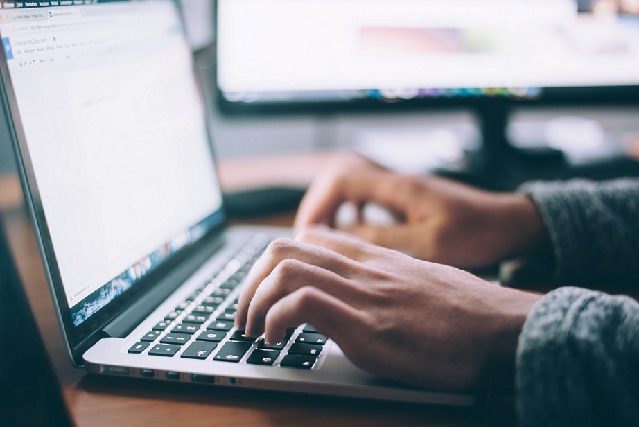 Eine Mitarbeiterin füllt eine Mitarbeiterbefragung auf dem Laptop aus