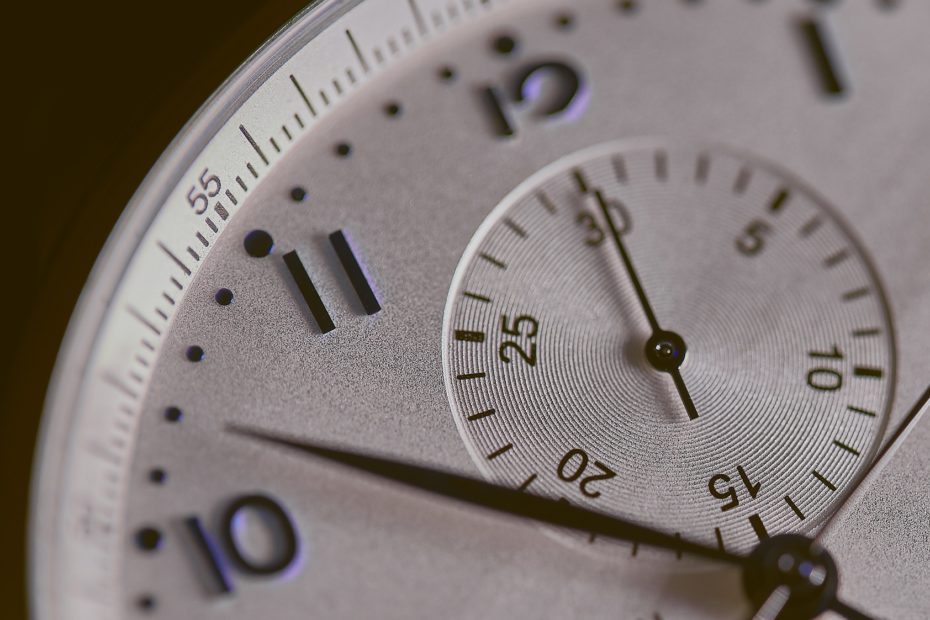 Eine Uhr mit Minutenanzeige und Sekundenanzeige die Ausnahmen der Zeiterfassung für Mitarbeiter symbolisieren soll
