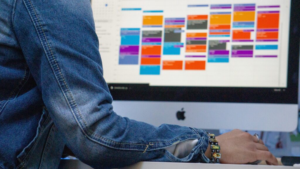 Ein Mitarbeiter verwaltet seinen Urlaub mit dem Google Kalender auf einem iMac